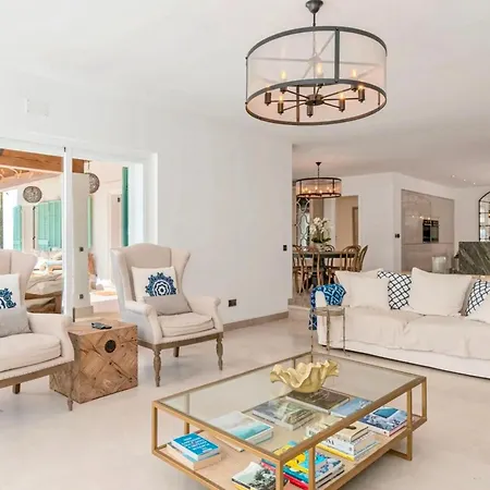 Holiday home Elegant Escape Featuring A Lavish Pool *