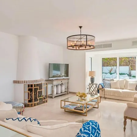 Elegant Escape Featuring A Lavish Pool Holiday home *